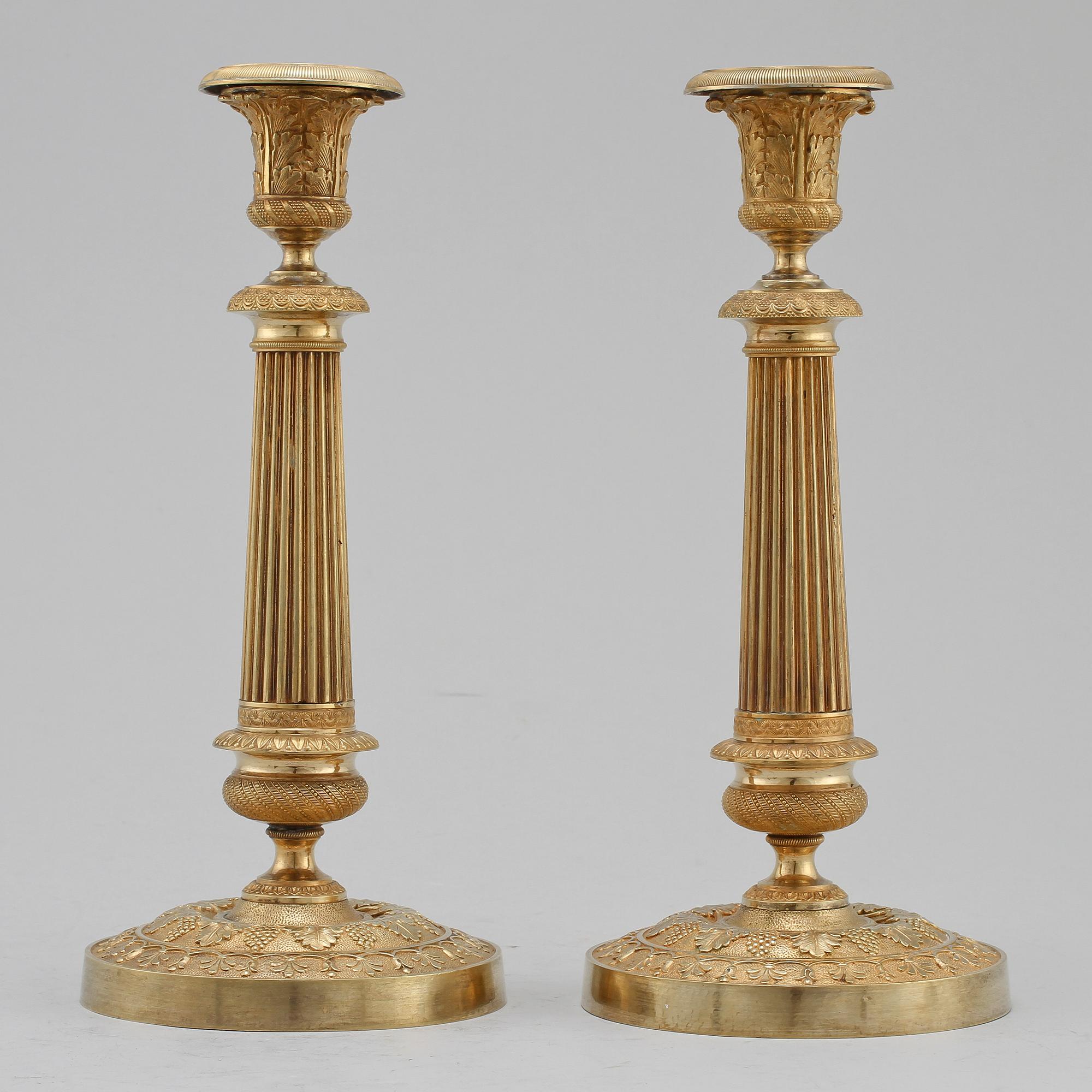 LJUSSTAKAR, ett par, förgylld brons, Frankrike, empire, 1800-talets första hälft.
