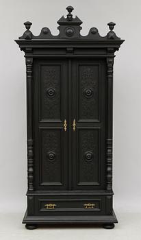 KLÄDSKÅP, 1800-talets andra hälft.