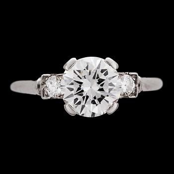 1000. A brilliant cut diamond ring, app. 1.50 cts, set with two small diamonds.