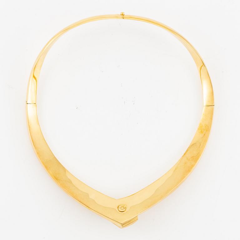 A necklace in 18K gold with round brilliant-cut diamonds.