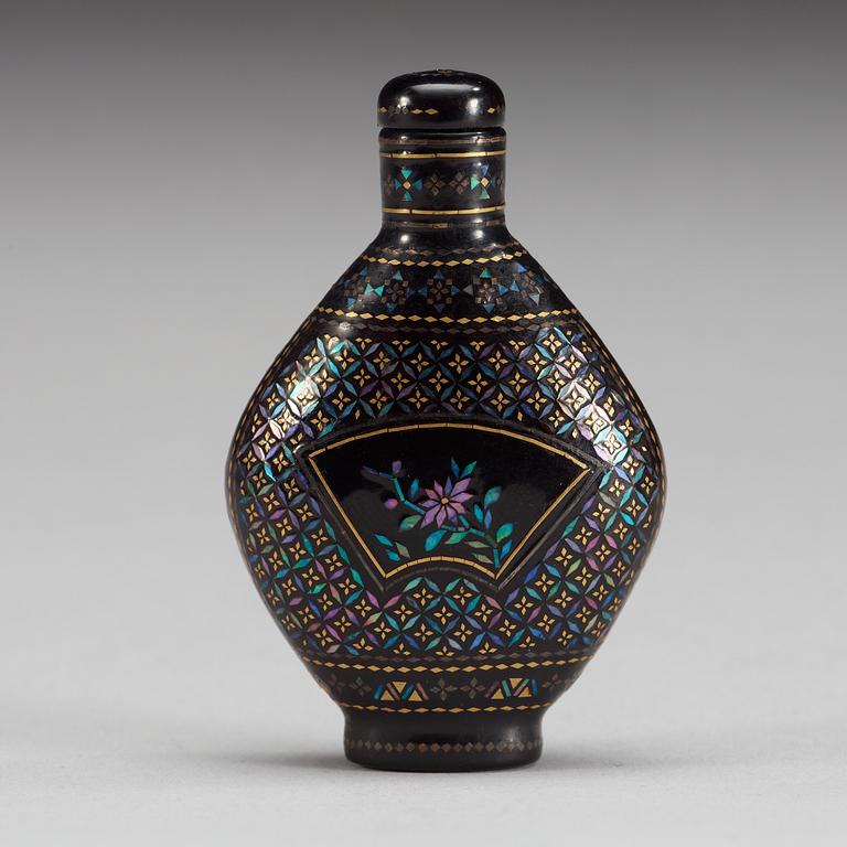 A lacque burgalate snuff bottle, early 20th Century.