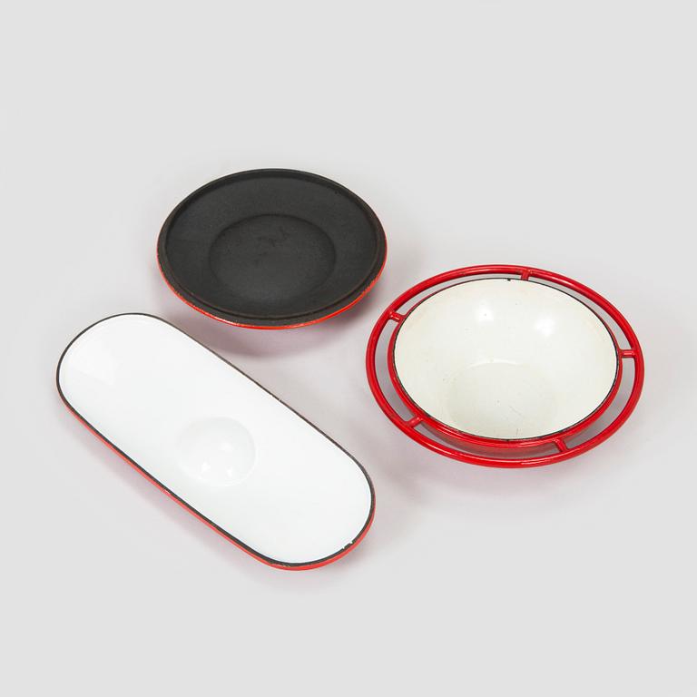 Three cast iron and red enamel casseroles by Antti Nurmesniemi and Timo Sarpaneva, Finland, 1960s/70s.