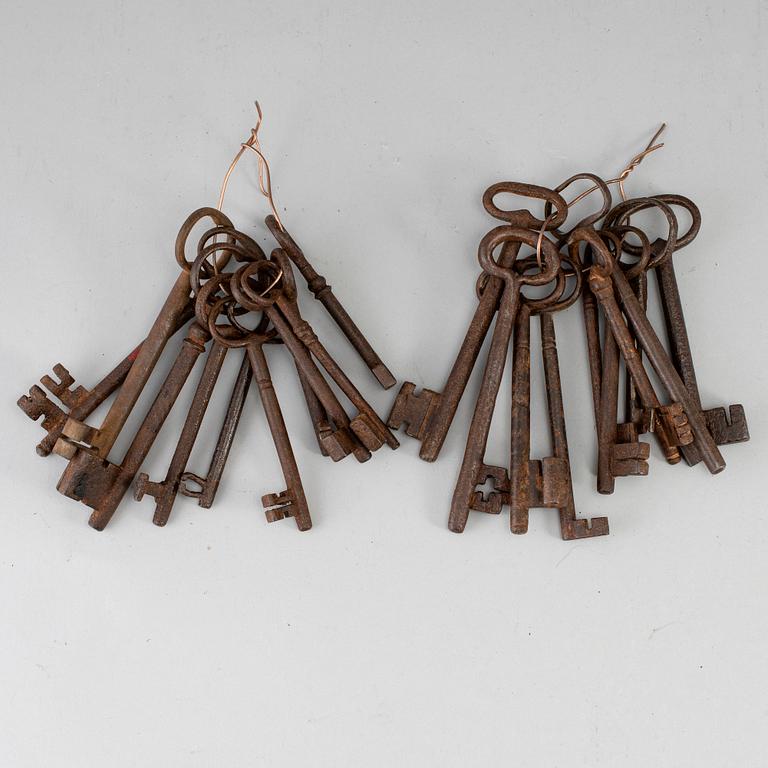 20 18th century cast iron keys.