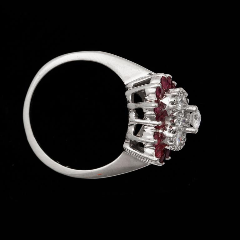 RING, 14k vitguld med rubiner och diamanter tot ca0,40ct. 2000-tal. Vikt 4,7g.