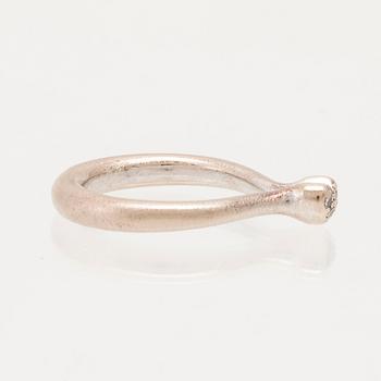 Ole Lynggaard ring "Heart" 18K vitguld med runda briljantslipade diamanter.