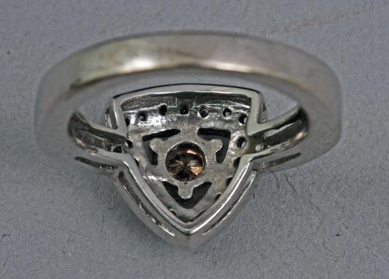RING, vitguld 18 K med diamanter.