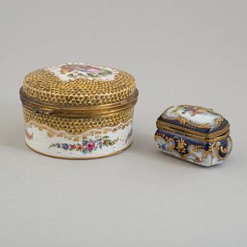 Two French painted porcelain lidded snuff boxes, one with Samson mark, around the year 1900.