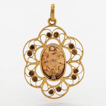 An 18K gold pendant with enamel and pearl, Gustaf Dahlgren & Co Malmö, Sweden, unclear year stamp.