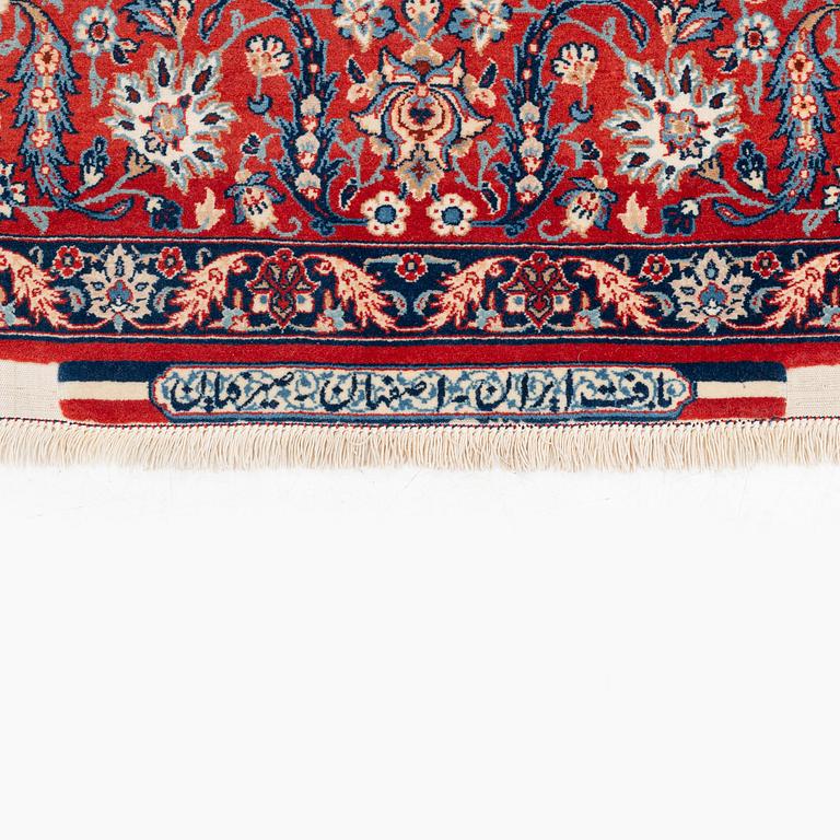 A semi-antique Isfahan (Haj Agha Reza) Seirafian rug, signed, c. 170 x 105 cm.