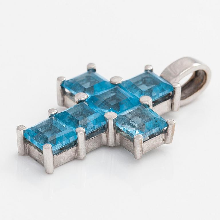 Hänge i form av kors, 14K vitguld med topaser.