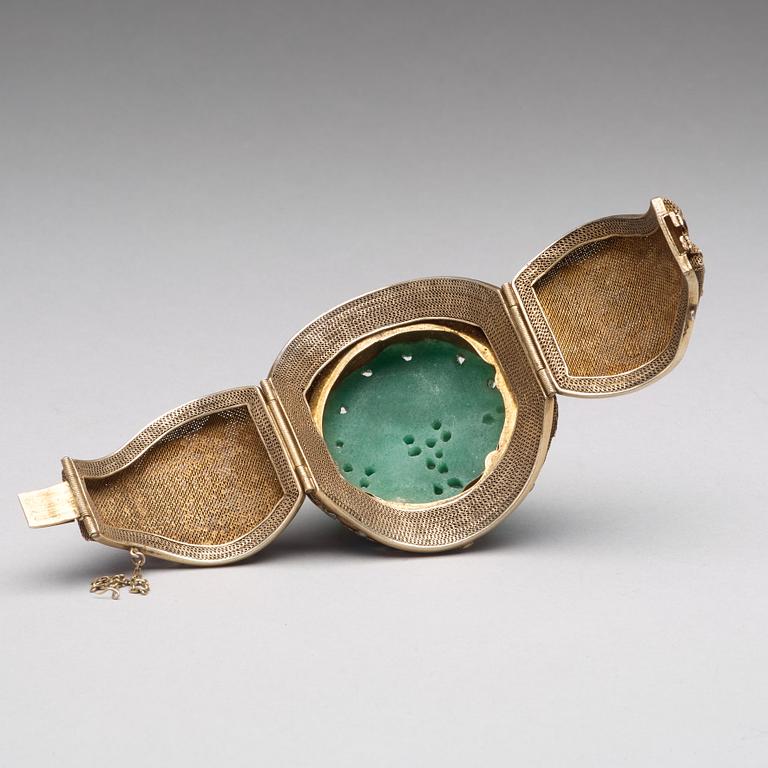 A filigree bracelet with inlays of cloisonné and a sculptured stone, Qing dynasty.
