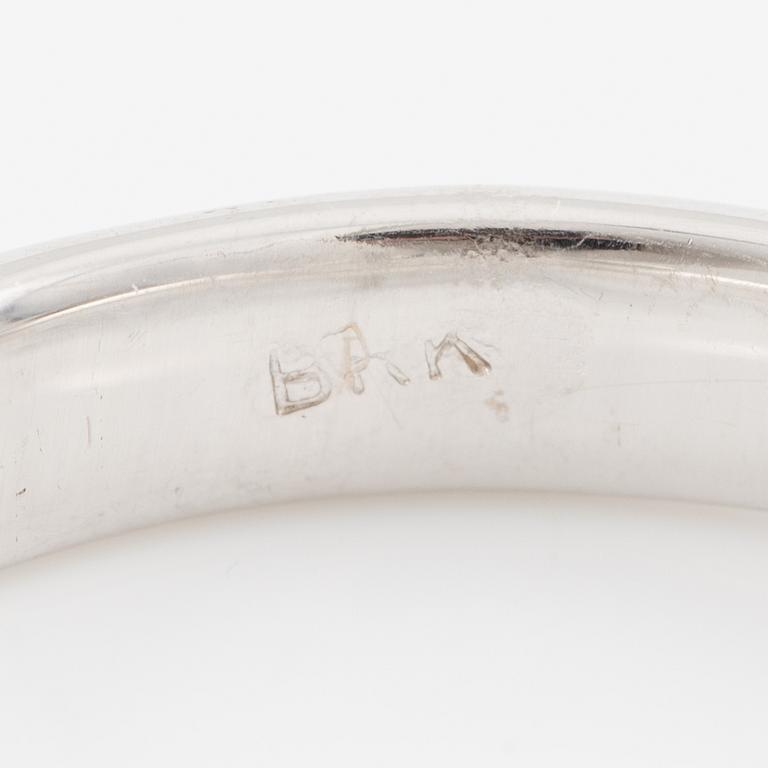 Ring, 18K white gold with brilliant-cut diamond.