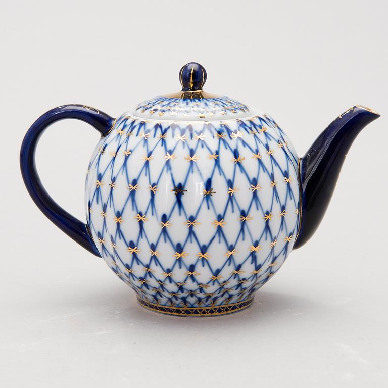 A 31-piece set of 'Cobalt Net' porcelain, Sovjet Union, the latter half of the 20th Century.