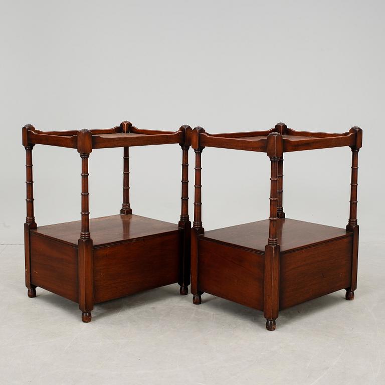 SÄNGBORD, ett par, engelsk stil, 1900-talets andra hälft.