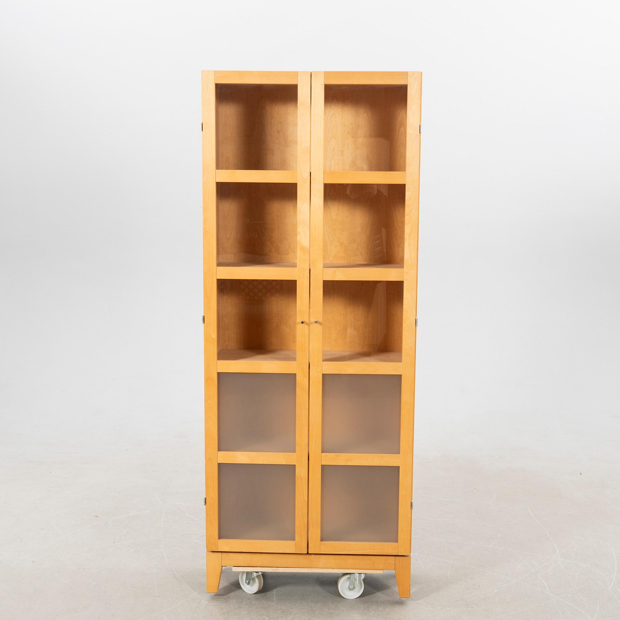 Vitrinskåp, Marit Stigsdotter ”Allegro”, Stolab 2004.