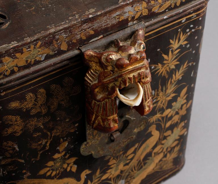 TEKANNA samt FODRAL, porslin respektive metall, Kina, 1800-talets slut.