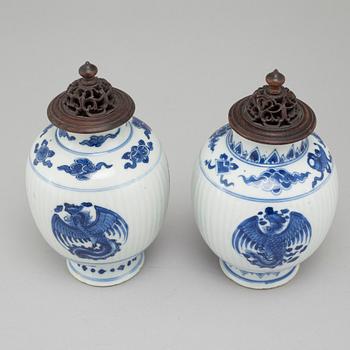 TEKRUKOR, ett par, porslin. Qingdynastin, Kangxi (1662-1722).