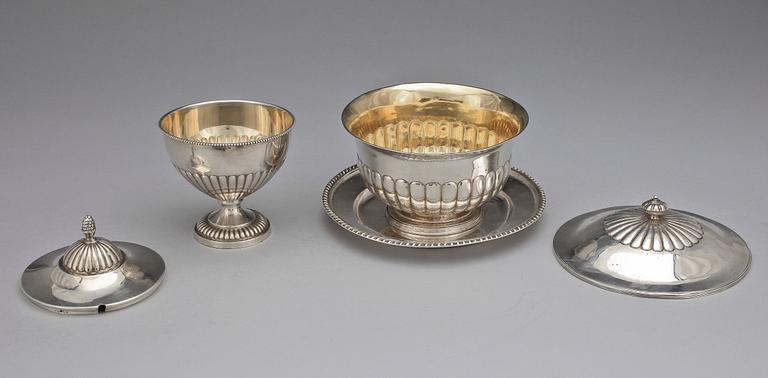 SKÅL samt SOCKERSKÅL, silver, bl a Johan Petter Grönvall, Stockholm. 1840 resp 1912. Total vikt: 861 gram.