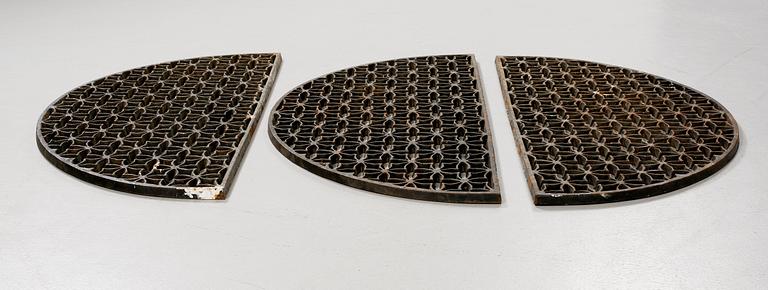 FOTSKRAPOR, 3 st, gjutjärn, 1900-talets andra hälft.