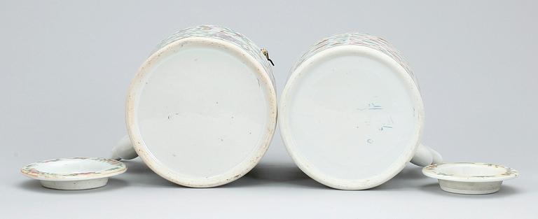TEKANNOR, två stycken, porslin, Kina, omkring år 1900.