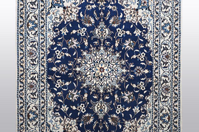 Matta, Nain, part silk, 9 LAA, ca 203 x 147 cm.
