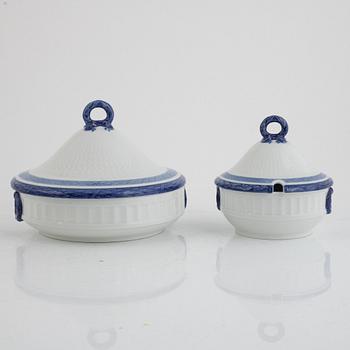 Arnold Krog, dinner service, 67 pieces, porcelain, "Blå vifte", Royal Copenhagen, Denmark.