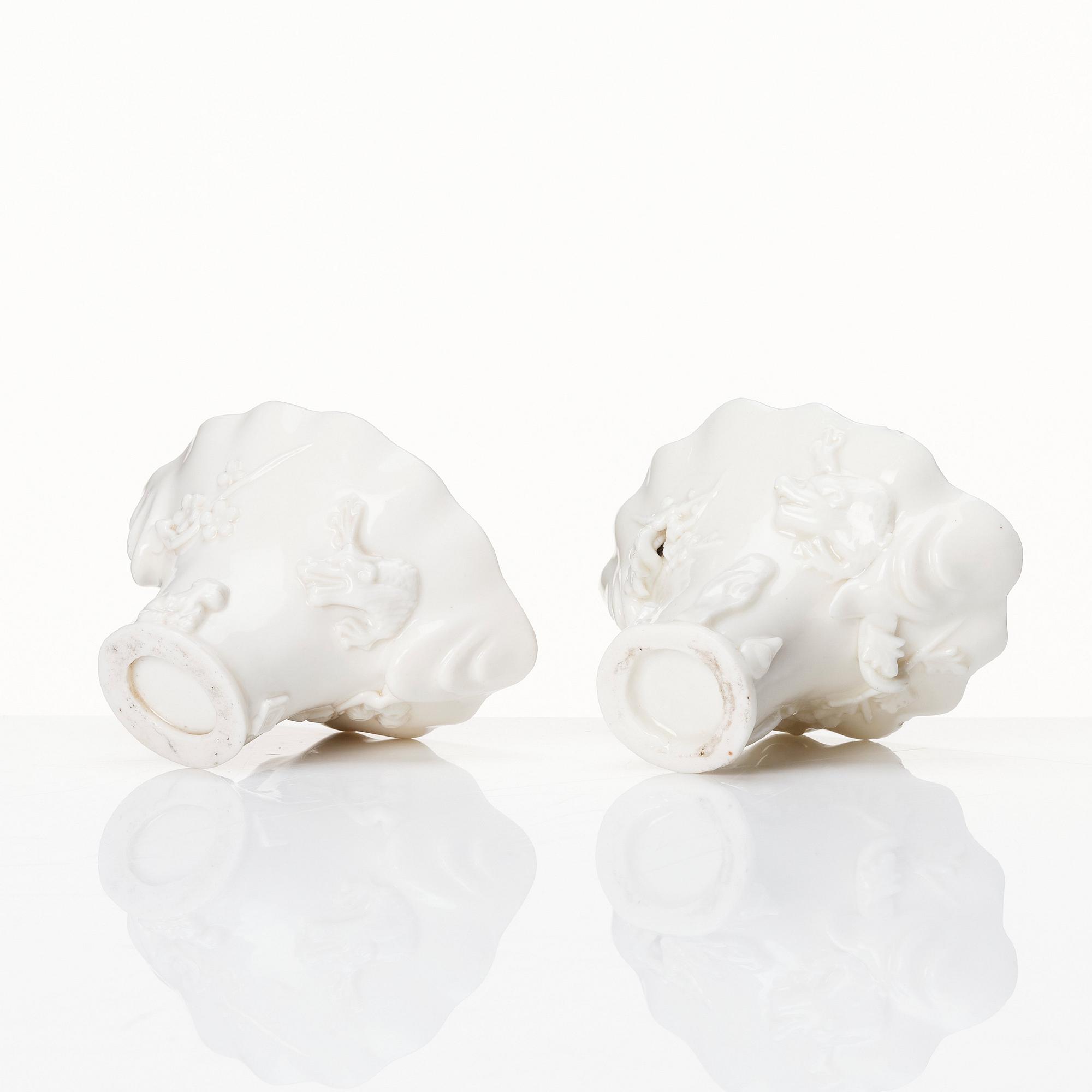 Vinofferbägare, två stycken, blanc de chine. Qingdynastin, Kangxi (1662-1722).