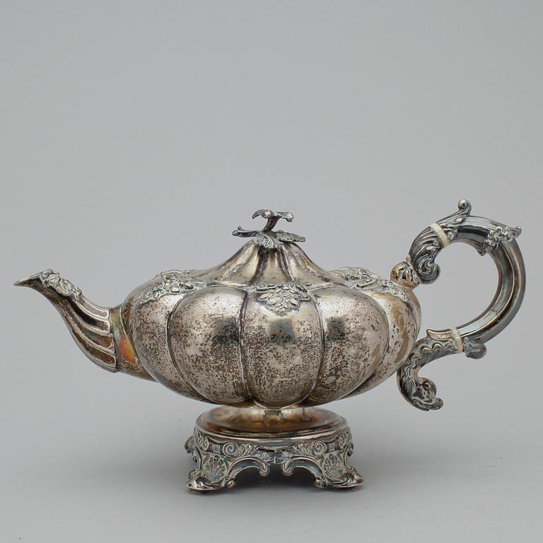 TEKANNA, silver, nyrokoko, Fredrik & Wilhelm Zethelius, Stockholm 1842. Vikt ca 750 gram.