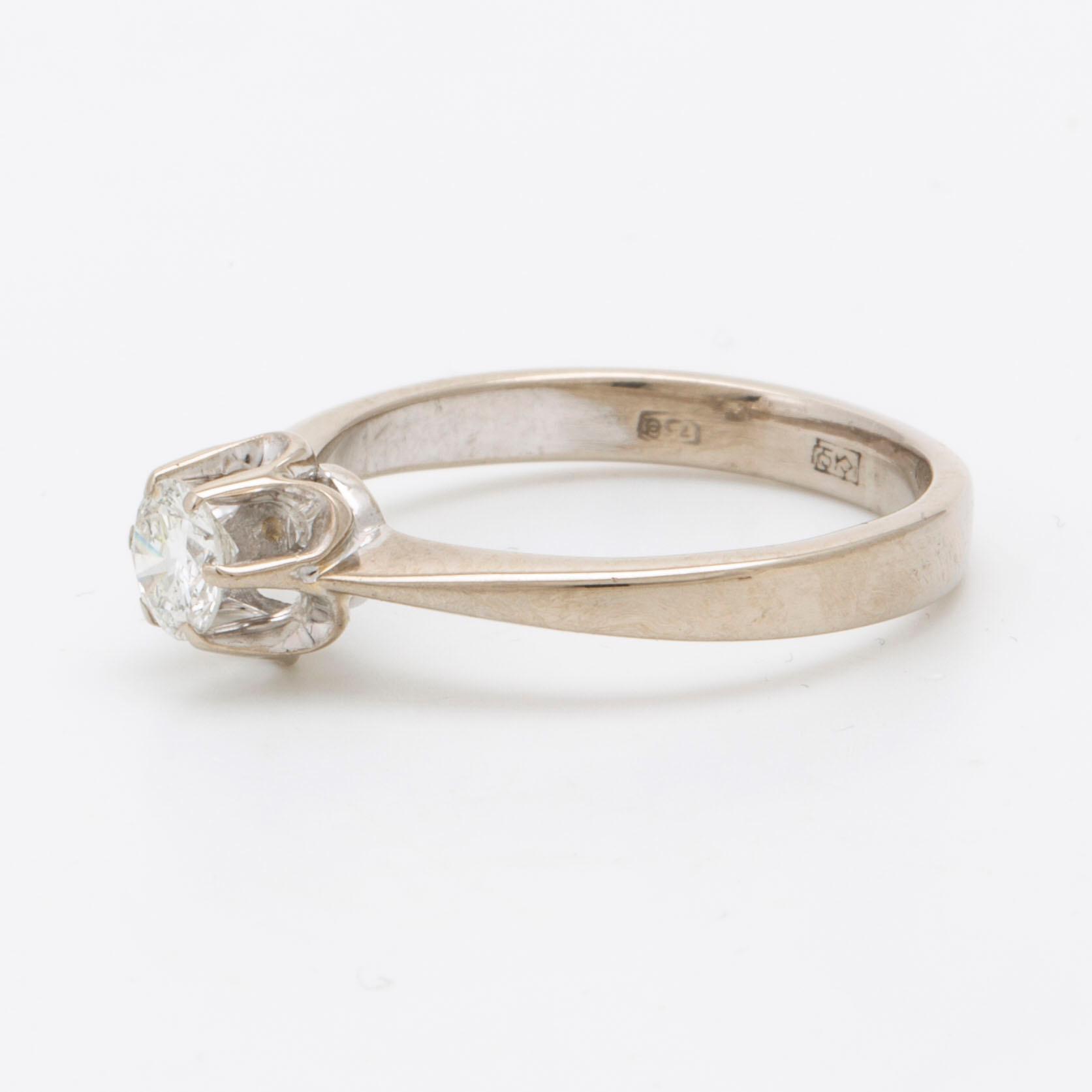 Ring 18K whitegold, 1 brilliant-cut diamond approx 0,35 ct, size 54, total weight 3,8 g.