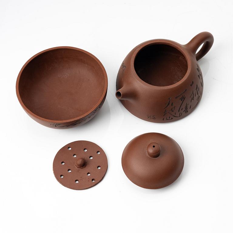 Wu Quan Xiang, A Chinese yixing teapot and a bowl with sieve and four cups, 1980s.