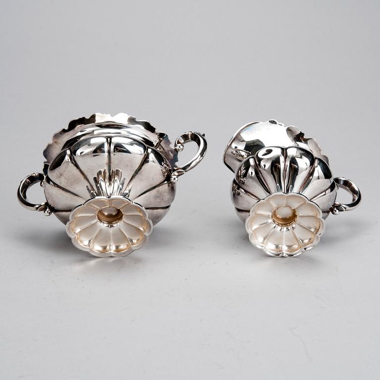 SOCKERSKÅL och GRÄDDSNÄCKA, silver, Auran Kultaseppä, Åbo 1966. Totalvikt ca 346,5 g.