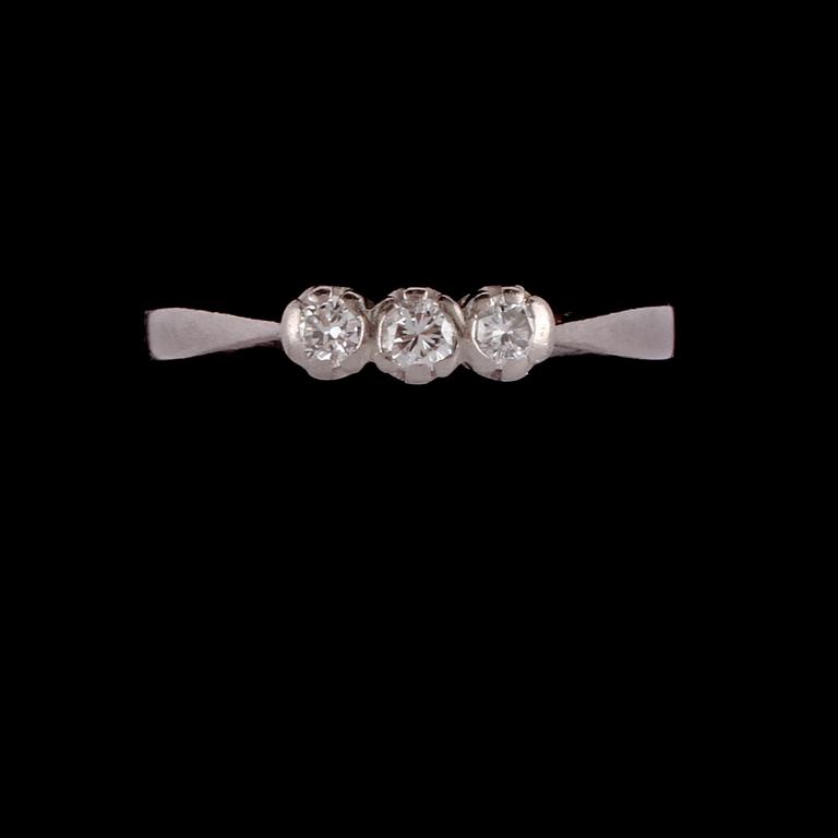 RING, 18k vitguld med 3 briljantslipade diamanter, totalt 0.20 ct, Örns Juvelatelje, Göteborg, 1970. Vikt 3 g.