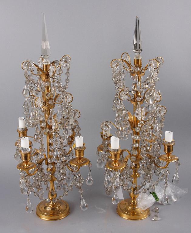 BORDSLYSTRAR, ett par, mässing, glas, rokokostil, 1900-tal.