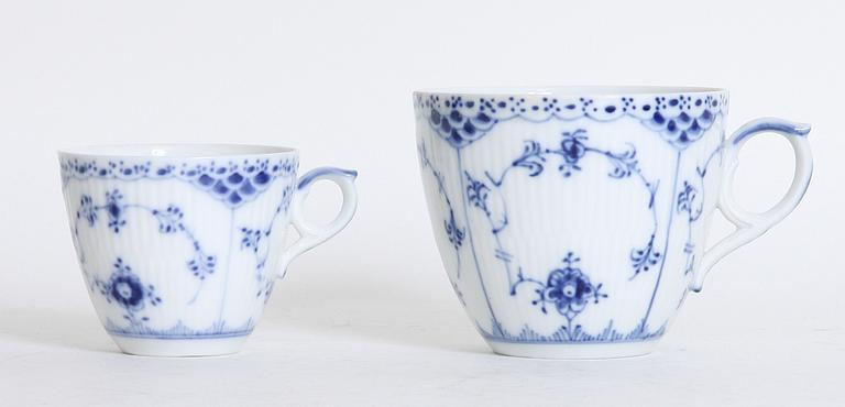 KAFFE- samt TESERVISDELAR, 18 st, Musselmalet", Kongl Dansk.