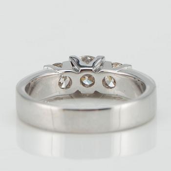 RING, vitguld 14K. Briljantslipade diamanter. Mittstenen 0,65ct, K/SI1 + sidostenarna tot. 0,70 ct. Vikt 4,6 g.