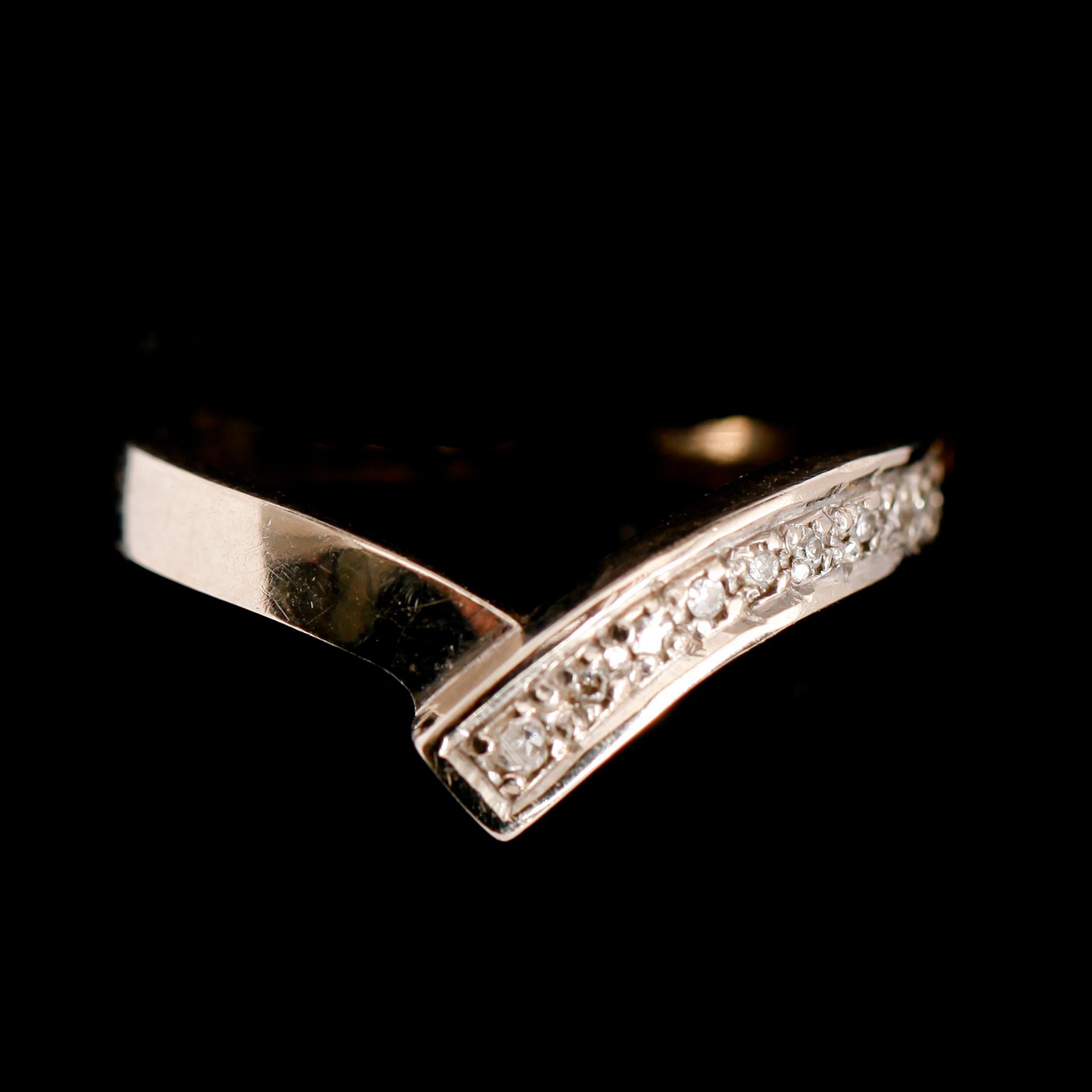 RING, 18 k vitguld med diamanter. Total vikt ca 3 gr.