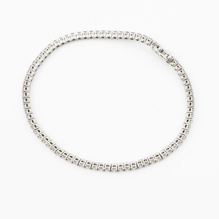 Tennis bracelet 18K white gold with round brilliant-cut diamonds.