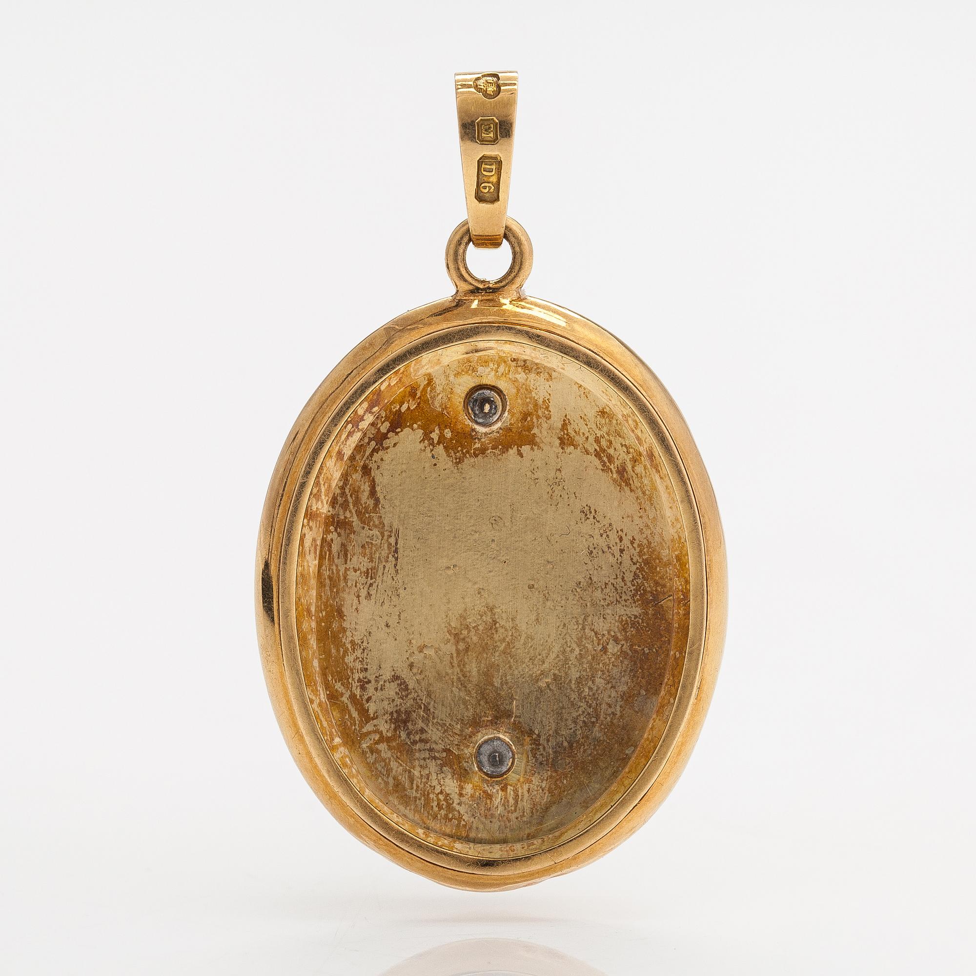 Riipus, medaljonki, 18K kultaa, emalia ja viljellyt helmet. G Dahlgren & Co, Malmö 1959.