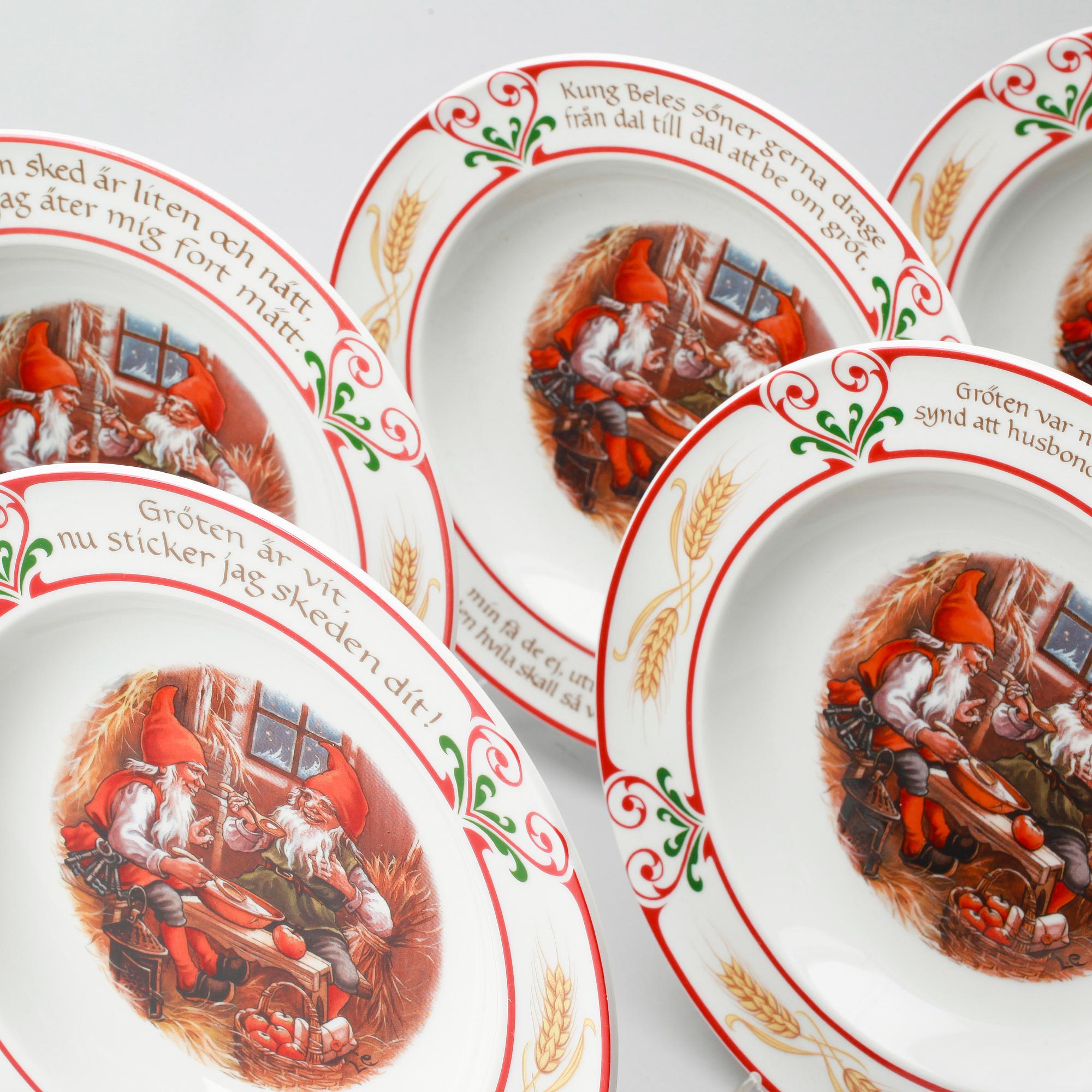 SERVISDELAR, 38 st, porslin, "Svenska Jultraditioner", Axel Eliasson, Schumann, Fyrklövern, 1900-talets andra hälft.