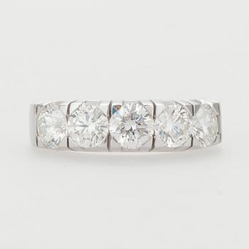 RING, vitguld 14K, 5 briljantslipade diamanter, tot. 2,00 ct,
4,8 g. Intyg 251.