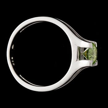 RING, 14k vitguld med grön diamant ca 0,70ct. Vikt 3,7g.