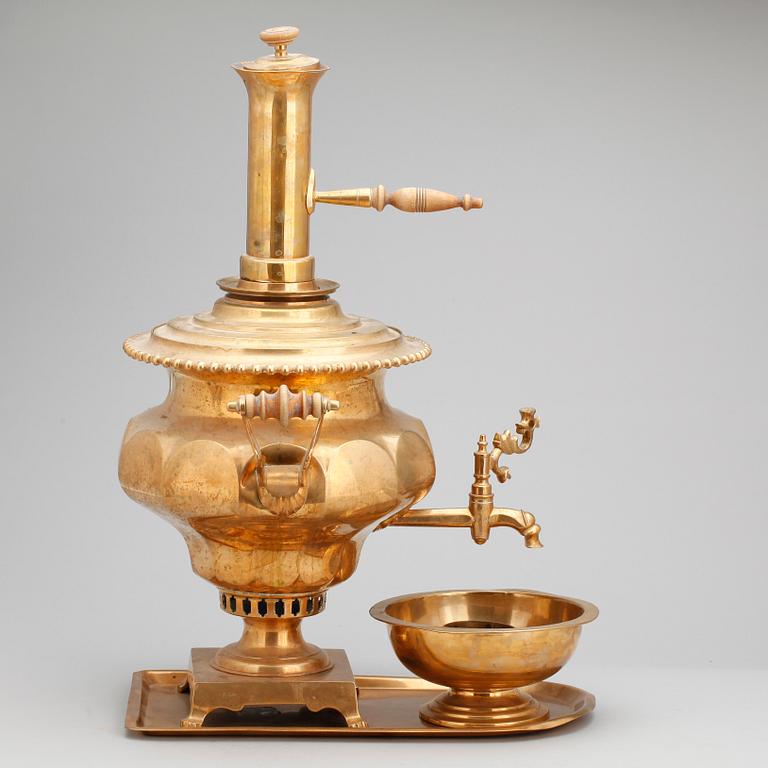 SAMOVAR på BRICKA, mässing, Ryssland 1800-tal.
