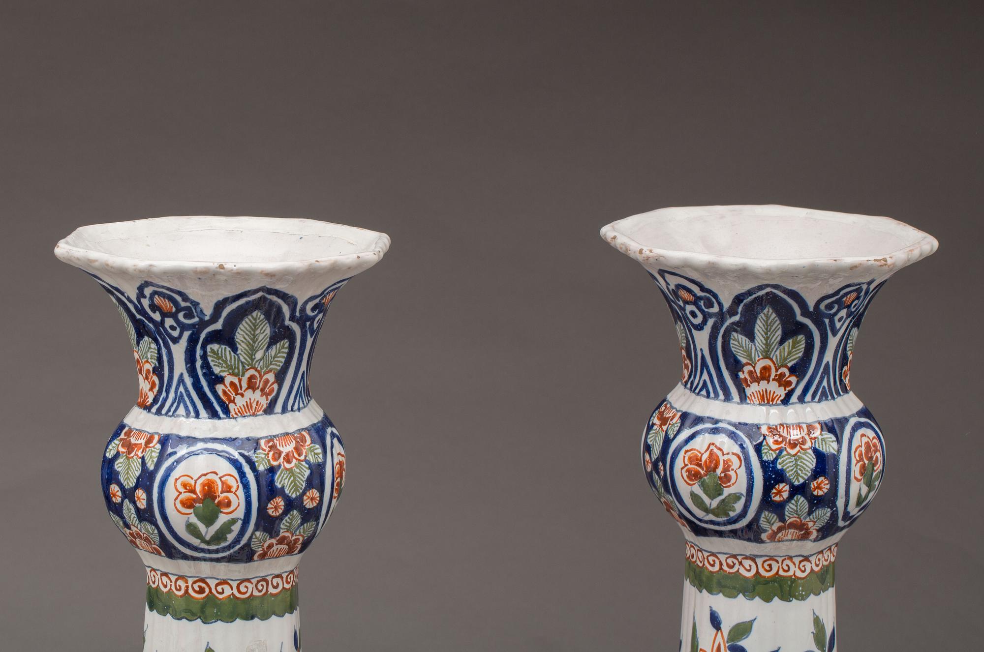 VASER, ett par, Delft 1800-tal, fajans.