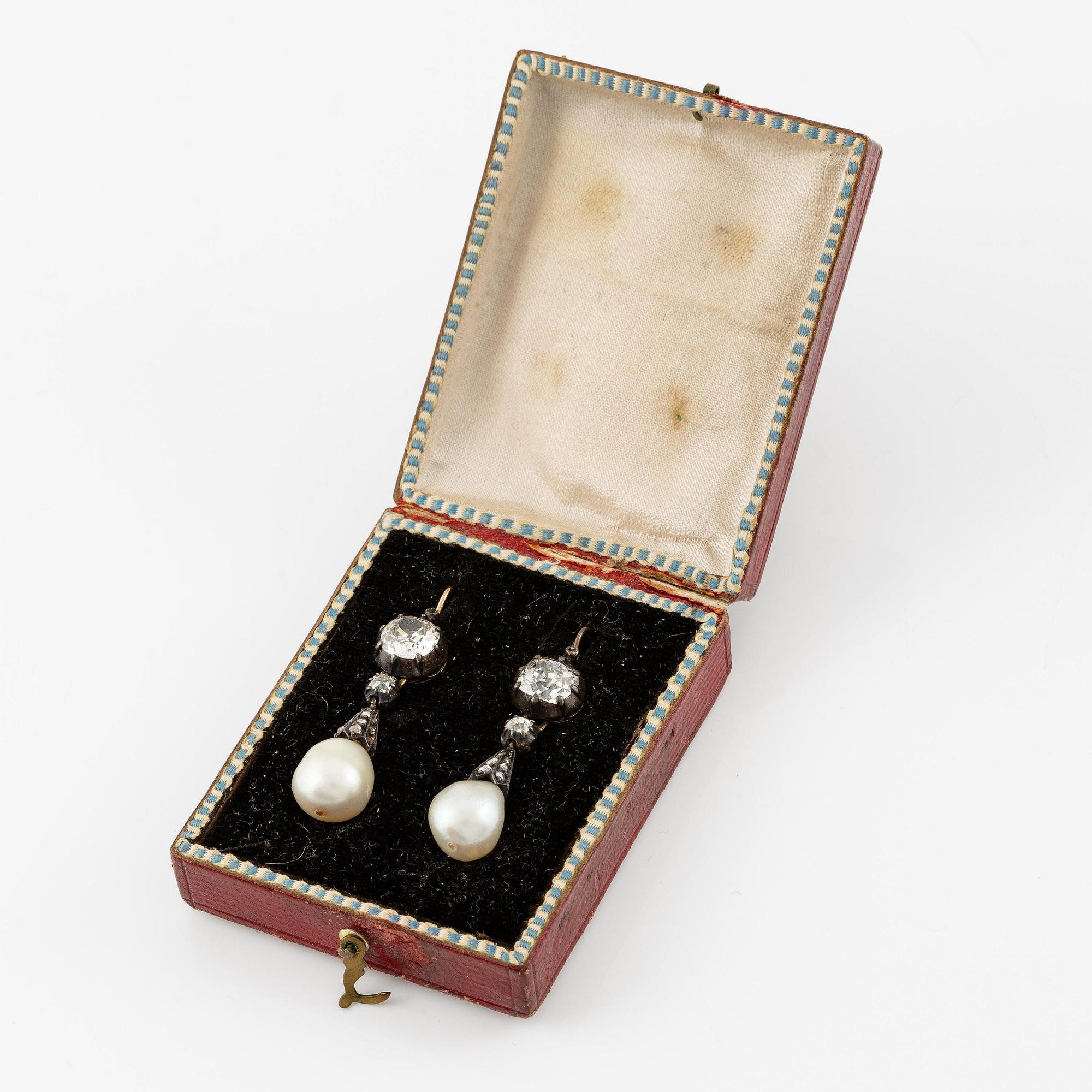 A pair of earrings in 14K gold and silver set with old-cut diamonds and drop-shaped pearls.
