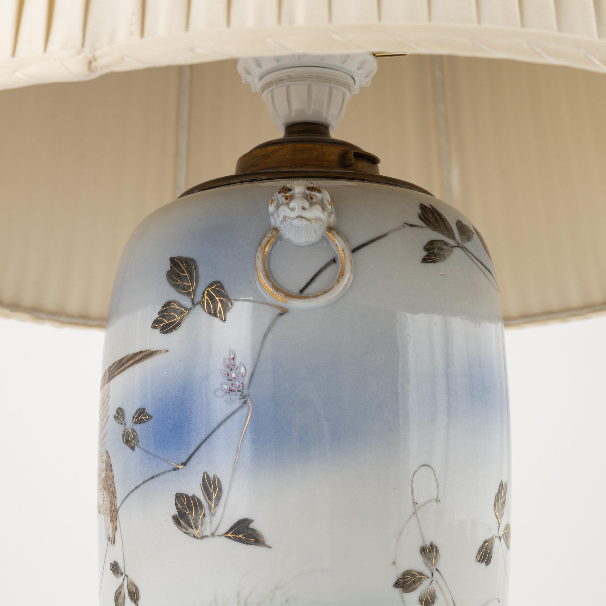 Bordslampa, porslin, Japan. 1900-tal.