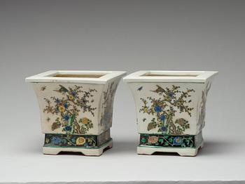 Two famille verte flower pots, late Qing dynasty, circa 1900.