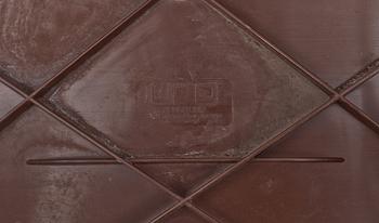 KARMSTOL, Eero Arnio för UPO Furniture, Finland och VÄGGHYLLA, Utensilo", formgiven av Dorothée Maurer-Becker.