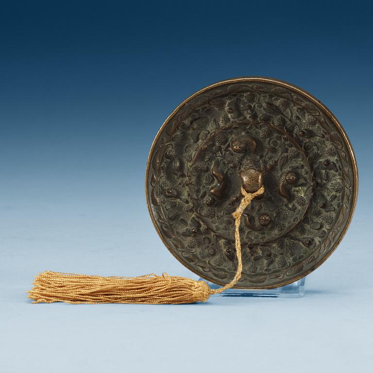 HANDSPEGEL, brons. Ming dynastin (1368-1644) eller äldre.