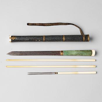 480. BESTICK, skinn, metall samt ben. Qingdynastin (1664-1912).