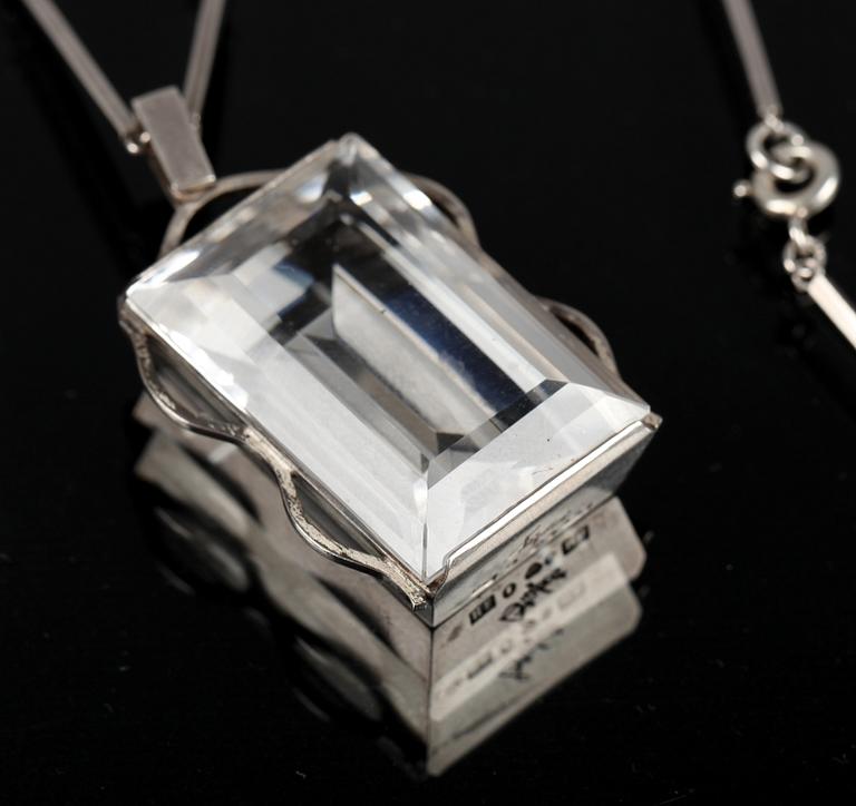 HALSBAND MED HÄNGE, silver med bergkristall. Design Stigbert, Stockholm, 1943.